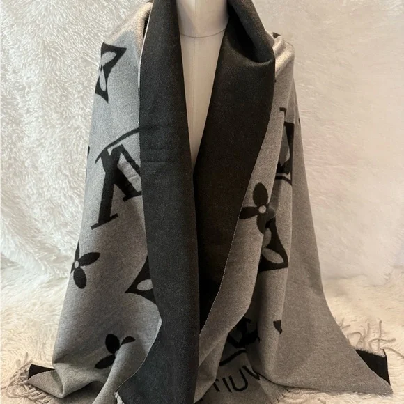 Louis Vuitton Cashmere Scarf/Shawl/Wrap - Picture 4 of 10